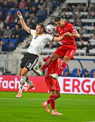 14.11.2025, Fussball WM-Qualifikation Europa 2025 26, 9.Spieltag, Luxemburg - Deutschland, im Stade de Luxembourg (Croix de Gasperich, Luxemburg), v.l. Waldemar Anton (Deutschland) gegen Seid Korac (Luxemburg)