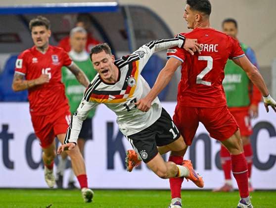 14.11.2025, Fussball WM-Qualifikation Europa 2025 26, 9.Spieltag, Luxemburg - Deutschland, im Stade de Luxembourg (Croix de Gasperich, Luxemburg), Florian Wirtz (Deutschland) kommt zu Fall. v.l. Nick Woltemade (Deutschland) und Seid Korac (Luxemburg)