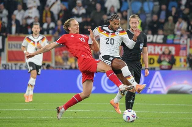 14.11.2025, xflhrx, Fussball - WM-Qualifikation 2026 Luxemburg - Deutschland emspor, v.l. Mathias Olesen (Luxemburg, 19), Serge Gnabry (Deutschland, ) Zweikampf, Duell, Kampf, tackle (DFL DFB REGULATIONS PROHIBIT ANY USE OF PHOTOGRAPHS as IMAGE SEQUENCES and or QUASI-VIDEO) Luxemburg