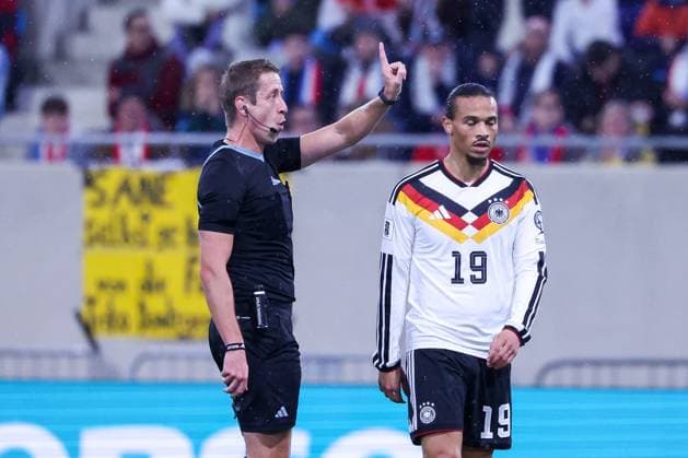 Referee Schiedsrichter John Brooks (ENG) mit Anweisungen, mit Leroy Sane (Deutschland), Luxemburg vs. Deutschland, Fussball, Maenner, WM-Qualifikation, Laenderspiel, Gruppenphase, Gruppe A, Stade de Luxembourg, UEFA,14.11.2025 Luxemburg Stadt Luxemburg
