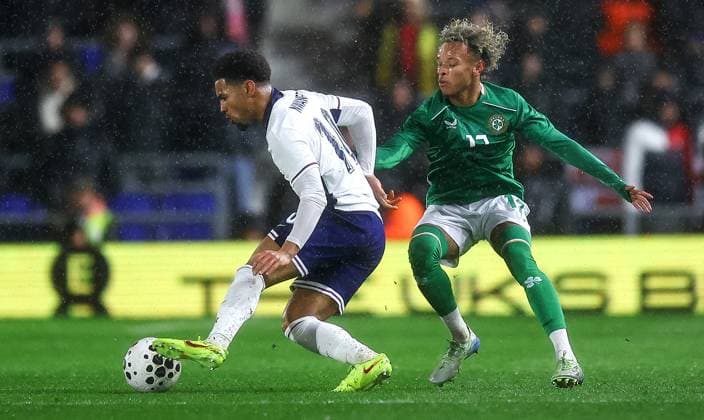 2027 UEFA European U21, U 21 Championship Qualifier, St. Andrew s at Knighthead Park, Birmingham, England 14 11 2025 England vs Republic of Ireland Ireland s Trent KonÃ Trent KonÃ -Doherty with Ethan Nwaneri 14 11 2025  Copyright: x INPHO MichaelxZemanekx MZ1_1458