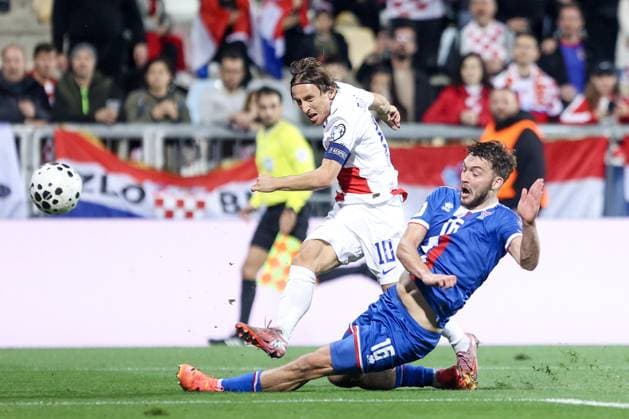 Fußball, WM Quali, Kroatien - Faröer Inseln Croatia v Faroe Islands - FIFA World Cup, WM, Weltmeisterschaft, Fussball 2026 Qualifier RIJEKA, CROATIA - NOVEMBER 14: Luka Modric of Croatia shoots whilst under pressure from Gunnar Vatnhamar of Faroe Islands during the FIFA World Cup 2026 qualifier match between Croatia and Faroe Islands at HNK Rijeka Stadium on November 14, 2025 in Rijeka, Croatia.  NelxPavletic PIXSELL