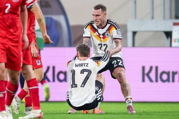 14.11.2025, Fußball, Länderspiel, WM-Qualifikation Europa, Deutschland - Luxemburg, Stade de Luxembourg (Croix de Gasperich, Luxemburg), 9. Spieltag, Saison 2025 2026: David Raum (GER 22) hilft Florian Wirtz (GER 17) auf die Beine Regulations prohibit any use of photographs as image sequences and or quasi-video. Luxemburg