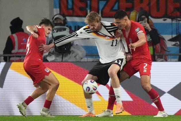 Nick Woltemade (Deutschland Germany) kommt gegen Alessio Curci (Luxemburg, 5) und Seid Korac (Luxemburg, 2) nicht durch - Luxemburg 14.11.2025: Luxemburg vs. Deutschland, WM Qualifikation