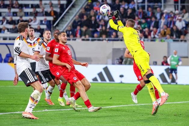 14.11.2025, Fußball, Länderspiel, WM-Qualifikation Europa, Deutschland - Luxemburg, Stade de Luxembourg (Croix de Gasperich, Luxemburg), 9. Spieltag, Saison 2025 2026: Torwart Anthony Moris (LUX 01) verteidigt das Tor im Strafraum Strafraumaktion Regulations prohibit any use of photographs as image sequences and or quasi-video. Luxemburg