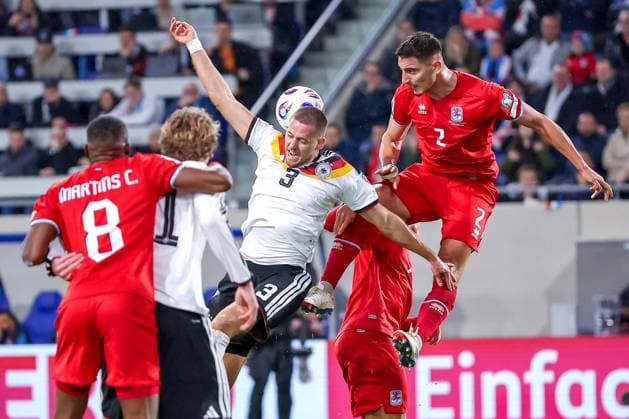 14.11.2025, Fußball, Länderspiel, WM-Qualifikation Europa, Deutschland - Luxemburg, Stade de Luxembourg (Croix de Gasperich, Luxemburg), 9. Spieltag, Saison 2025 2026: Waldemar Anton (GER 03) im Zweikampf gegen Seid Korac (LUX 02) Regulations prohibit any use of photographs as image sequences and or quasi-video. Luxemburg