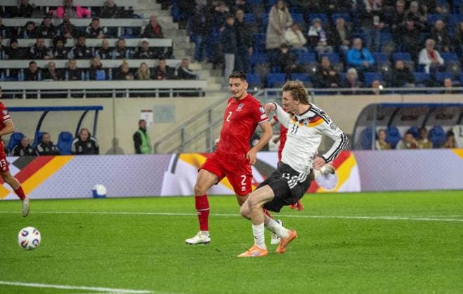 Fussball, Herren, Saison 2025 26, WM-Qualifikation (Gruppe A, 9. Spieltag), Luxemburg - Deutschland, v. l. Seid Korac (Luxemburg), Nick Woltemade (Deutschland) erzielt das Tor zum 1:0, 14.11 2025, Copyright: xMatthiasxKochx