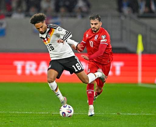 14.11.2025, Fussball WM-Qualifikation Europa 2025 26, 9.Spieltag, Luxemburg - Deutschland, im Stade de Luxembourg (Croix de Gasperich, Luxemburg), v.l. Kevin Schade (Deutschland) gegen Daniel Sinani (Luxemburg)