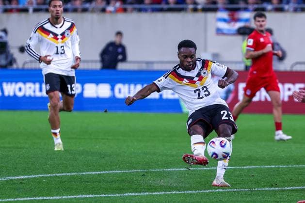 Ridle Baku (Deutschland) mit einem Schuss, Felix Nmecha (Deutschland) schaut zu, Luxemburg vs. Deutschland, Fussball, Maenner, WM-Qualifikation, Laenderspiel, Gruppenphase, Gruppe A, Stade de Luxembourg, UEFA,14.11.2025 Luxemburg Stadt Luxemburg