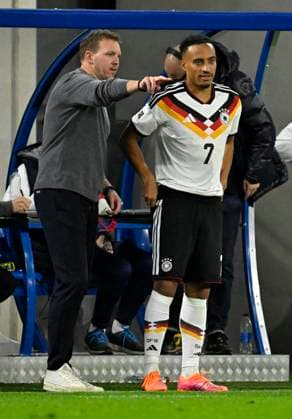 14.11.2025, Fussball WM-Qualifikation Europa 2025 26, 9.Spieltag, Luxemburg - Deutschland, im Stade de Luxembourg (Croix de Gasperich, Luxemburg), v.l. National-Trainer Julian Nagelsmann (Deutschland) ist mit Jamie Leweling (Deutschland) im Gespräch.