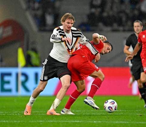 14.11.2025, Fussball WM-Qualifikation Europa 2025 26, 9.Spieltag, Luxemburg - Deutschland, im Stade de Luxembourg (Croix de Gasperich, Luxemburg), v.l. Nick Woltemade (Deutschland) setzt sich durch gegen Seid Korac (Luxemburg) .