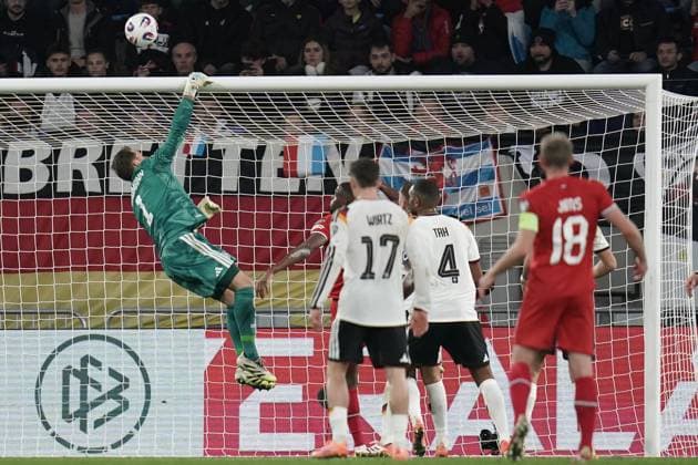 Fussball WM Qualifikation 2025 - 2026 14.11.2025, Fussball Länderspiel, Laenderspiel, WM Qualifikation, 2025-2026, Gruppe A, Luxemburg, Stade de Luxembourg, Kockelscheuer, Luxemburg (LUX) - Deutschland, Germany (GER) vl: Oliver Baumann (Deutschland DEU, DFB, 1) musst mehrmals in hoechster Not retten