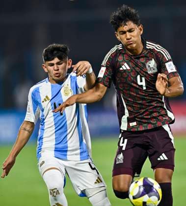 Argentina v Mexico : Round of 32- FIFA U-17 World Cup Qatar 2025 Misael Zalazar of Argentina and Michael Corona of Mexico in action during the FIFA U-17 World Cup Qatar 2025 Round of 32 match between Argentina and Mexico in Doha, Qatar, on November 14, 2025. DOHA Qatar Copyright: xNOUSHADxTHEKKAYILx