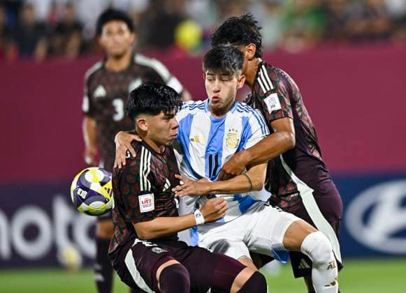 Argentina v Mexico : Round of 32- FIFA U-17 World Cup Qatar 2025 Ramiro Tulian (C) of Argentina and Kenneth Martinez of Mexico in action during the FIFA U-17 World Cup Qatar 2025 Round of 32 match between Argentina and Mexico in Doha, Qatar, on November 14, 2025. DOHA Qatar Copyright: xNOUSHADxTHEKKAYILx