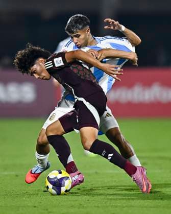 Argentina v Mexico : Round of 32- FIFA U-17 World Cup Qatar 2025 Felipe Esquivel of Argentina and Lan Olvera of Mexico in action during the FIFA U-17 World Cup Qatar 2025 Round of 32 match between Argentina and Mexico in Doha, Qatar, on November 14, 2025. DOHA Qatar Copyright: xNOUSHADxTHEKKAYILx