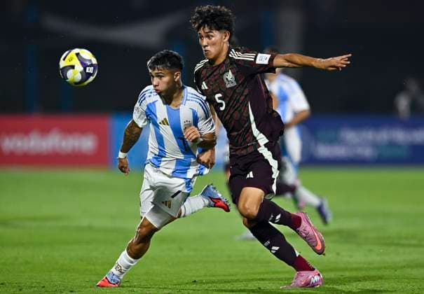 Argentina v Mexico : Round of 32- FIFA U-17 World Cup Qatar 2025 Felipe Esquivel (L) of Argentina and Lan Olvera of Mexico in action during the FIFA U-17 World Cup Qatar 2025 Round of 32 match between Argentina and Mexico in Doha, Qatar, on November 14, 2025. DOHA Qatar Copyright: xNOUSHADxTHEKKAYILx