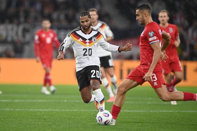 Serge GNABRY (GER) gegen Dirk CARLSON (LUX) Aktion, Zweikampf, Luxemburg (LUX - Deutschland (GER) Fussball Laenderspiel, WM Qualifikation Europa Gruppe A, Spieltag 9, matchday9, am 14.1.2025, Stade de Luxembourg, Luxemburg, Â