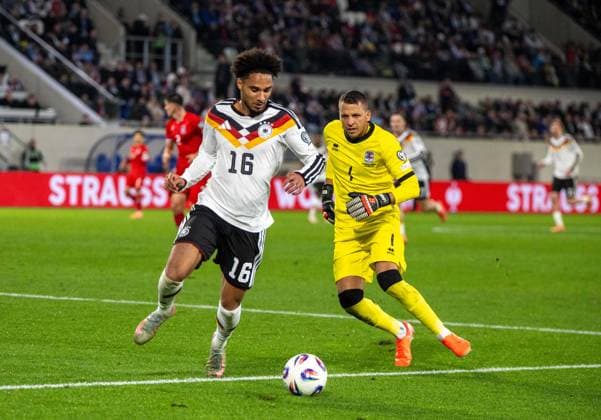 Fussball, Herren, Saison 2025 26, WM-Qualifikation (Gruppe A, 9. Spieltag), Luxemburg - Deutschland, v. l. Kevin Schade (Deutschland), Torwart Anthony Moris (Luxemburg) , 14.11 2025, Copyright: xMatthiasxKochx