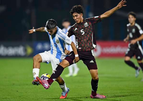 Argentina v Mexico : Round of 32- FIFA U-17 World Cup Qatar 2025 Felipe Esquivel (L) of Argentina and Lan Olvera of Mexico in action during the FIFA U-17 World Cup Qatar 2025 Round of 32 match between Argentina and Mexico in Doha, Qatar, on November 14, 2025. DOHA Qatar Copyright: xNOUSHADxTHEKKAYILx