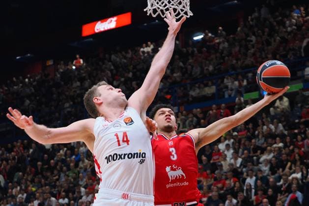 Quinn Ellis (EA7 Emporio Armani Olimpia Milano) thwarted by Sasha Vezenkov (Olympiacos Piraeus) during EA7 Emporio Armani Milano vs Olympiakos Pireus, Basketball Euroleague match in Assago (MI), Italy, November 14 2025  Copyright: xSavinoxPaolella IPAxSportx xipa-agency.netx xx IPA_67965672 IPA_Agency_IPA67965672