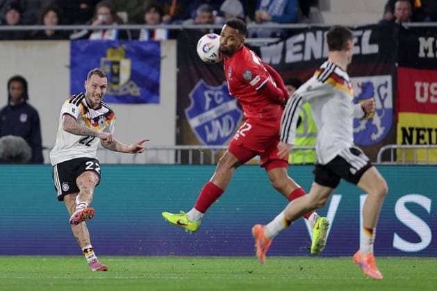 David Raum (Deutschland 22) flankt Marvin Martins (Luxemburg 22) den Ball an die Backe, kurios Fussball, UEFA WM-Qualifikation 2026, Saison 2025-2026, Gruppe A, European Qualifiers 14.11.2025 Luxemburg - Deutschland (Luxembourg vs Germany) Stade de Luxembourg, Luxemburg