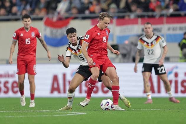 Mathias Olesen (Luxemburg 19) im Zweikampf mit Aleksandar Pavlovic (Deutschland 5) Fussball, UEFA WM-Qualifikation 2026, Saison 2025-2026, Gruppe A, European Qualifiers 14.11.2025 Luxemburg - Deutschland (Luxembourg vs Germany) Stade de Luxembourg, Luxemburg
