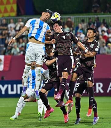 Argentina v Mexico : Round of 32- FIFA U-17 World Cup Qatar 2025 Alejandro Tello of Argentina and Aldo De Nigris of Mexico in action during the FIFA U-17 World Cup Qatar 2025 Round of 32 match between Argentina and Mexico in Doha, Qatar, on November 14, 2025. DOHA Qatar Copyright: xNOUSHADxTHEKKAYILx