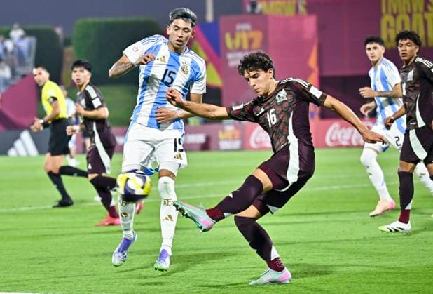 Argentina v Mexico : Round of 32- FIFA U-17 World Cup Qatar 2025 Alejandro Tello of Argentina and Inigo Borgio of Mexico in action during the FIFA U-17 World Cup Qatar 2025 Round of 32 match between Argentina and Mexico in Doha, Qatar, on November 14, 2025. DOHA Qatar Copyright: xNOUSHADxTHEKKAYILx
