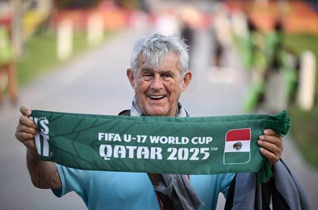 Fussball, Junioren U 17 WM 2025 Doha Katar Sechzehntelfinal 14.11.2025 Spiel 73 Argentinien - Mexiko Ex Trainer Bora Milutinovic (Serbien) zeigt einen Mexiko Schal