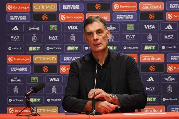 Giorgos Bartzokas, head coach (Olympiacos Piraeus) during EA7 Emporio Armani Milano vs Olympiakos Pireus, Basketball Euroleague match in Assago (MI), Italy, November 14 2025  Copyright: xSavinoxPaolella IPAxSportx xipa-agency.netx xx IPA_67965863 IPA_Agency_IPA67965863