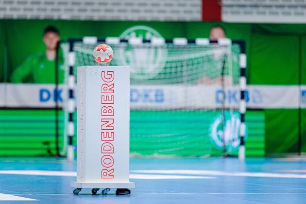 Praesentation des Spielball bei Heimspielen des GWD Minden auf einem Aufsteller des Sponsors Rodenberg GER, GWD Minden vs. SC DHfK Leipzig, Handball, 1. Bundesliga, 12. Spieltag, Spielzeit 2025 2026, 14.11.2025 GER, GWD Minden vs. SC DHfK Leipzig, Handball, 1. Bundesliga, 12. Spieltag, Spielzeit 2025 2026, 14.11.2025 Luebbecke Copyright: xEibner-Pressefoto JanxRollingerx EP_JSK