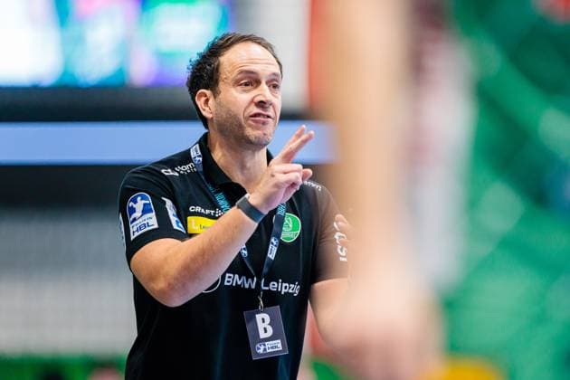 Raul Alonso (SC DHfK Leipzig, Trainer) gestikuliert GER, GWD Minden vs. SC DHfK Leipzig, Handball, 1. Bundesliga, 12. Spieltag, Spielzeit 2025 2026, 14.11.2025 GER, GWD Minden vs. SC DHfK Leipzig, Handball, 1. Bundesliga, 12. Spieltag, Spielzeit 2025 2026, 14.11.2025 Luebbecke Copyright: xEibner-Pressefoto JanxRollingerx EP_JSK