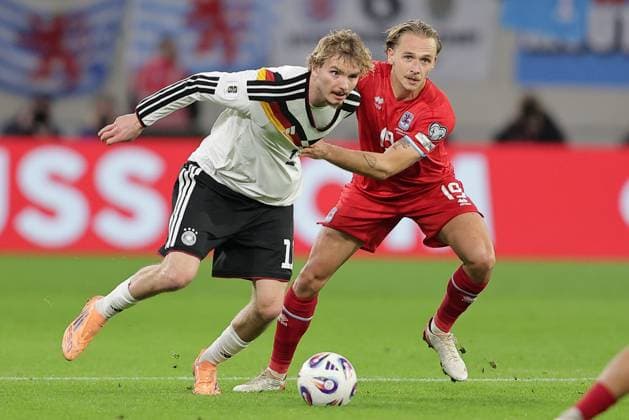 Nick Woltemade (Deutschland 11) im Zweikampf mit Mathias Olesen (Luxemburg 19) Fussball, UEFA WM-Qualifikation 2026, Saison 2025-2026, Gruppe A, European Qualifiers 14.11.2025 Luxemburg - Deutschland (Luxembourg vs Germany) Stade de Luxembourg, Luxemburg