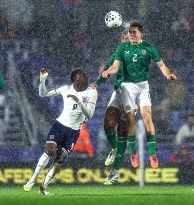2027 UEFA European U21, U 21 Championship Qualifier, St. Andrew s at Knighthead Park, Birmingham, England 14 11 2025 England vs Republic of Ireland Ireland™s Jacob Devaney with Divin Mubama of England Jacob Devaney with Divin Mubama 14 11 2025  Copyright: x INPHO MichaelxZemanekx MZ1_1317