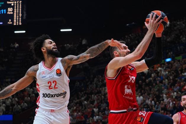 BASKET - Euroleague - EA7 Emporio Armani Milano vs Olympiakos Pireus Tyler Dorsey (Olympiacos Piraeus) & Marko Guduric (EA7 Emporio Armani Olimpia Milano) during EA7 Emporio Armani Milano vs Olympiakos Pireus, Basketball Euroleague match in Assago (MI), Italy, November 14 2025 Assago (MI) Italy  Copyright: xIPAxSport ABACAx