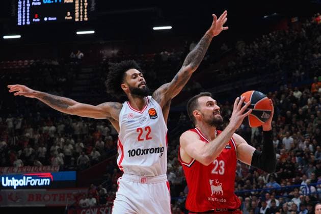 BASKET - Euroleague - EA7 Emporio Armani Milano vs Olympiakos Pireus Tyler Dorsey (Olympiacos Piraeus) & Marko Guduric (EA7 Emporio Armani Olimpia Milano) during EA7 Emporio Armani Milano vs Olympiakos Pireus, Basketball Euroleague match in Assago (MI), Italy, November 14 2025 Assago (MI) Italy  Copyright: xIPAxSport ABACAx