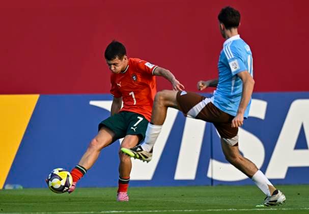 Portugal v Belgium : Round of 32- FIFA U-17 World Cup Qatar 2025 Duarte Cunha of Portugal and Axl Wins of Belgium in action during the FIFA U-17 World Cup Qatar 2025 Round of 32 match between Portugal and Belgium in Doha, Qatar, on November 14, 2025. DOHA Qatar Copyright: xNOUSHADxTHEKKAYILx