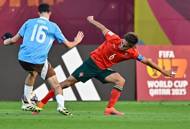 Portugal v Belgium : Round of 32- FIFA U-17 World Cup Qatar 2025 Rafael Quintas of Portugal and Axl Wins of Belgium in action during the FIFA U-17 World Cup Qatar 2025 Round of 32 match between Portugal and Belgium in Doha, Qatar, on November 14, 2025. DOHA Qatar Copyright: xNOUSHADxTHEKKAYILx