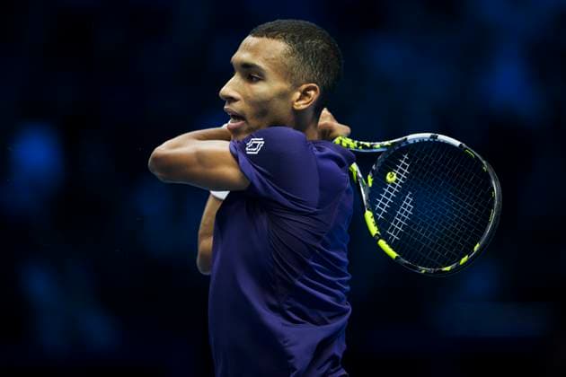 Nitto ATP, Tennis Herren Finals 2025 - Day Six Felix Auger-Aliassime of Canada plays a backhand during his round robin singles match against Alexander Zverev of Germany during day six of the Nitto ATP Finals 2025. Felix Auger-Aliassime won 6-4, 7-6(4). Turin Italy Copyright: xNicolòxCampox
