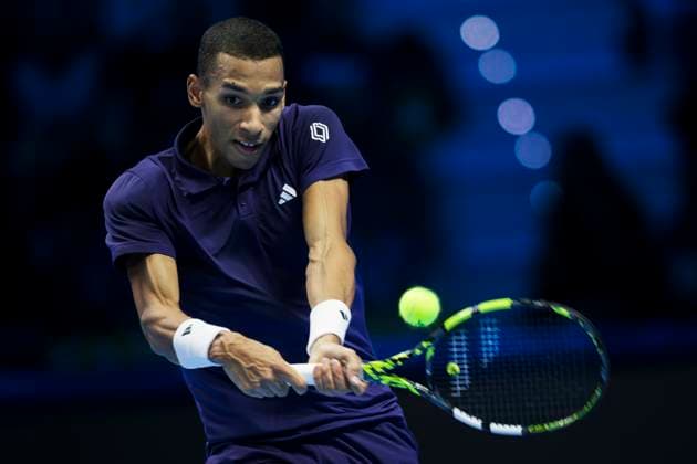 Nitto ATP, Tennis Herren Finals 2025 - Day Six Felix Auger-Aliassime of Canada plays a backhand during his round robin singles match against Alexander Zverev of Germany during day six of the Nitto ATP Finals 2025. Felix Auger-Aliassime won 6-4, 7-6(4). Turin Italy Copyright: xNicolòxCampox
