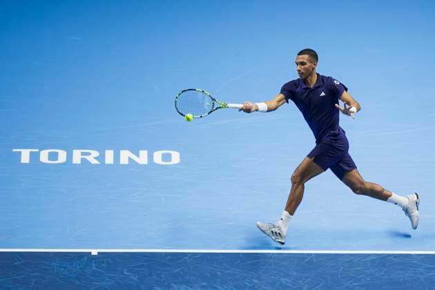 Nitto ATP, Tennis Herren Finals 2025 - Day Six Felix Auger-Aliassime of Canada plays a forehand during his round robin singles match against Alexander Zverev of Germany during day six of the Nitto ATP Finals 2025. Felix Auger-Aliassime won 6-4, 7-6(4). Turin Italy Copyright: xNicolòxCampox