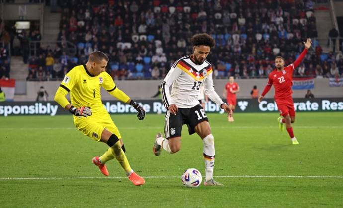 14.11.2025, Fussball, Herren, Qualifikation, European Qualifiers, Luxemburg - Deutschland, Anthony Moris (Luxemburg) Kevin Schade (Deutschland) Luxemburg Stade de Luxembourg Luxemburg Luxemburg (LUX) Copyright: xFabianxKleerx