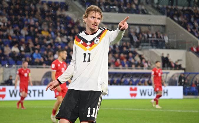 14.11.2025, Fussball, Herren, Qualifikation, European Qualifiers, Luxemburg - Deutschland, Nick Woltemade (Deutschland) zeigt die Richtung an Luxemburg Stade de Luxembourg Luxemburg Luxemburg (LUX) Copyright: xFabianxKleerx