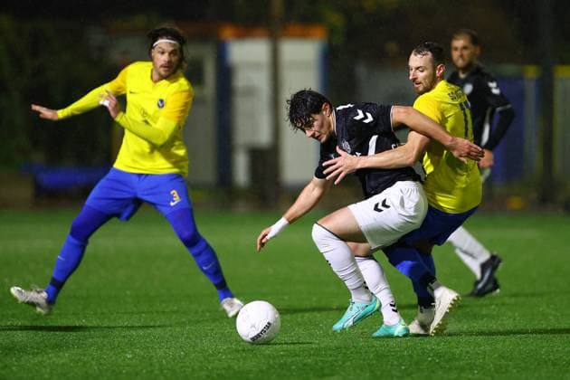 11 Luis Gleich (SC Victoria Hamburg), 8 Efekan Calikoglu (Teutonia 05) Fußball I Herren I Gamesright Oberliga Hamburg I Saison 2025-2026 I 17. Spieltag I SC Victoria Hamburg - Teutonia 05 I 14.11.2025 I Stadion Hoheluft