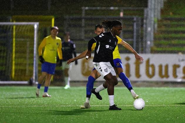 11 Luis Gleich (SC Victoria Hamburg), 30 Elia Boakye (Teutonia 05) Fußball I Herren I Gamesright Oberliga Hamburg I Saison 2025-2026 I 17. Spieltag I SC Victoria Hamburg - Teutonia 05 I 14.11.2025 I Stadion Hoheluft