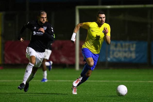 4 Yannick Petzschke (SC Victoria Hamburg), 9 Arbes Tahirsylaj (Teutonia 05) Fußball I Herren I Gamesright Oberliga Hamburg I Saison 2025-2026 I 17. Spieltag I SC Victoria Hamburg - Teutonia 05 I 14.11.2025 I Stadion Hoheluft
