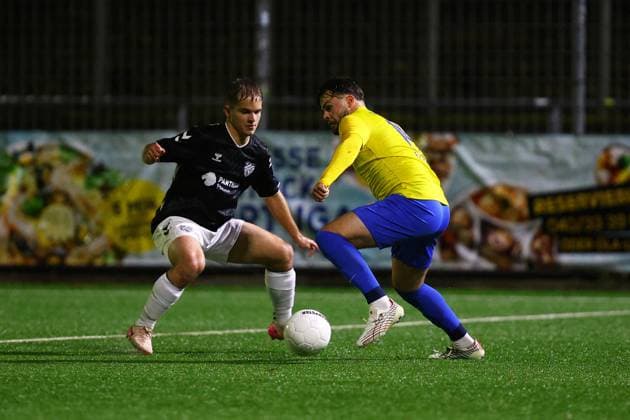 19 Moritz Erichsen (SC Victoria Hamburg), 14 Arsen Kusyi (Teutonia 05) Fußball I Herren I Gamesright Oberliga Hamburg I Saison 2025-2026 I 17. Spieltag I SC Victoria Hamburg - Teutonia 05 I 14.11.2025 I Stadion Hoheluft