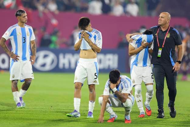 Argentina v Mexico : Round of 32- FIFA U-17 World Cup Qatar 2025 Argentina players react after a penalty-shootout defeat in their FIFA U-17 World Cup Qatar 2025 Round of 32 match between Argentina and Mexico in Doha, Qatar, on November 14, 2025. DOHA Qatar Copyright: xNOUSHADxTHEKKAYILx