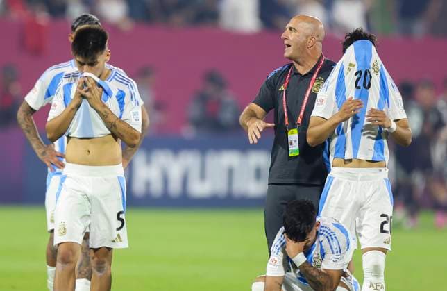 Argentina v Mexico : Round of 32- FIFA U-17 World Cup Qatar 2025 Argentina players react after a penalty-shootout defeat in their FIFA U-17 World Cup Qatar 2025 Round of 32 match between Argentina and Mexico in Doha, Qatar, on November 14, 2025. DOHA Qatar Copyright: xNOUSHADxTHEKKAYILx