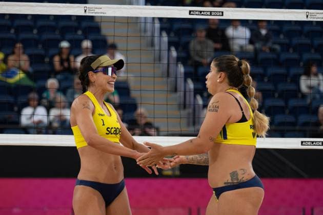 RECORD DATE NOT STATED Beach volleyball, Beachvolleyball World Championships Adelaide, Australia 15.11.2025 ADELAIDE, AUSTRALIA - NOVEMBER 15: Carolina Solberg Salgado (Player 1, BRA), Rebecca Cavalcante Barbosa Silva (Player 2 during the Beach Volleyball World Championships at Adelaide on November 15, 2025 in Adelaide, Australia. Copyright: xBEAUTIFULxSPORTS PeterxWeberx